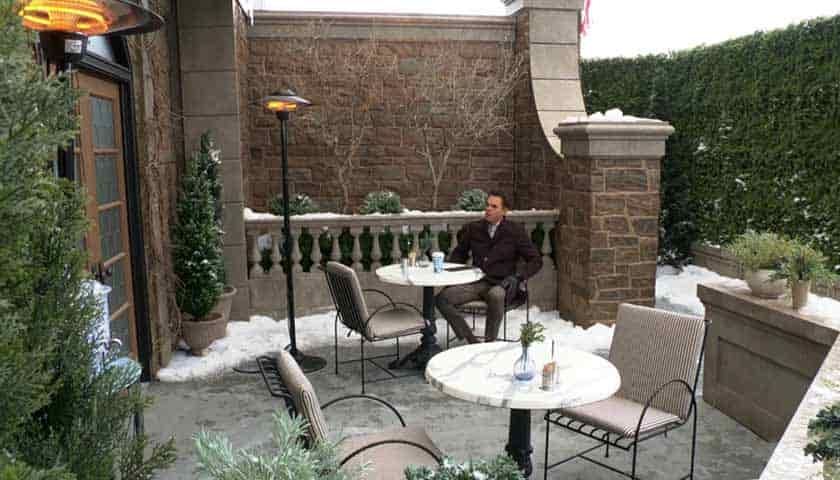 Y&R Scoop: Billy has a coffee at the Chancellor Park Cafe