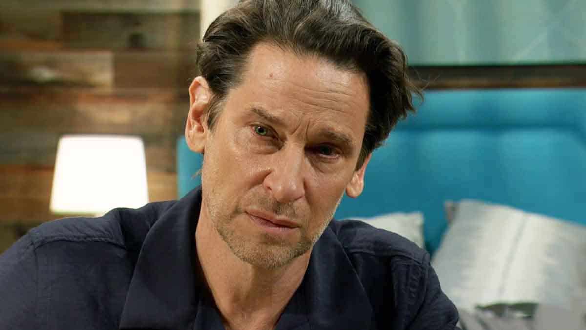 Matt in a hotel room on Young and the Restless