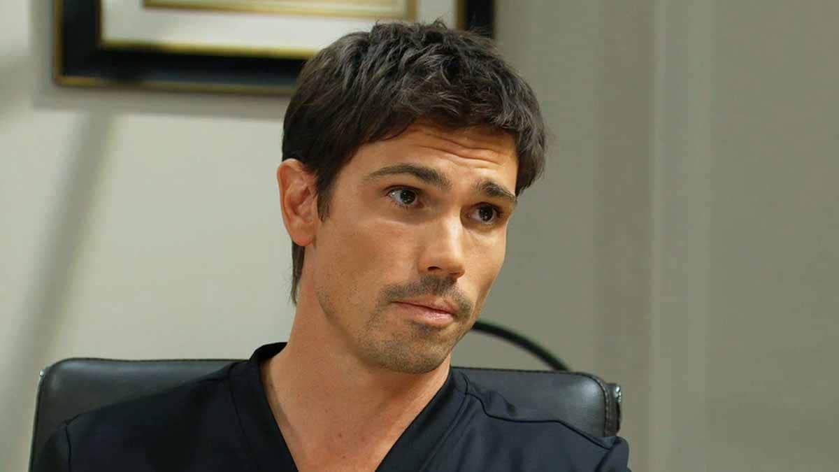 Finn talks to Taylor on Bold and the Beautiful