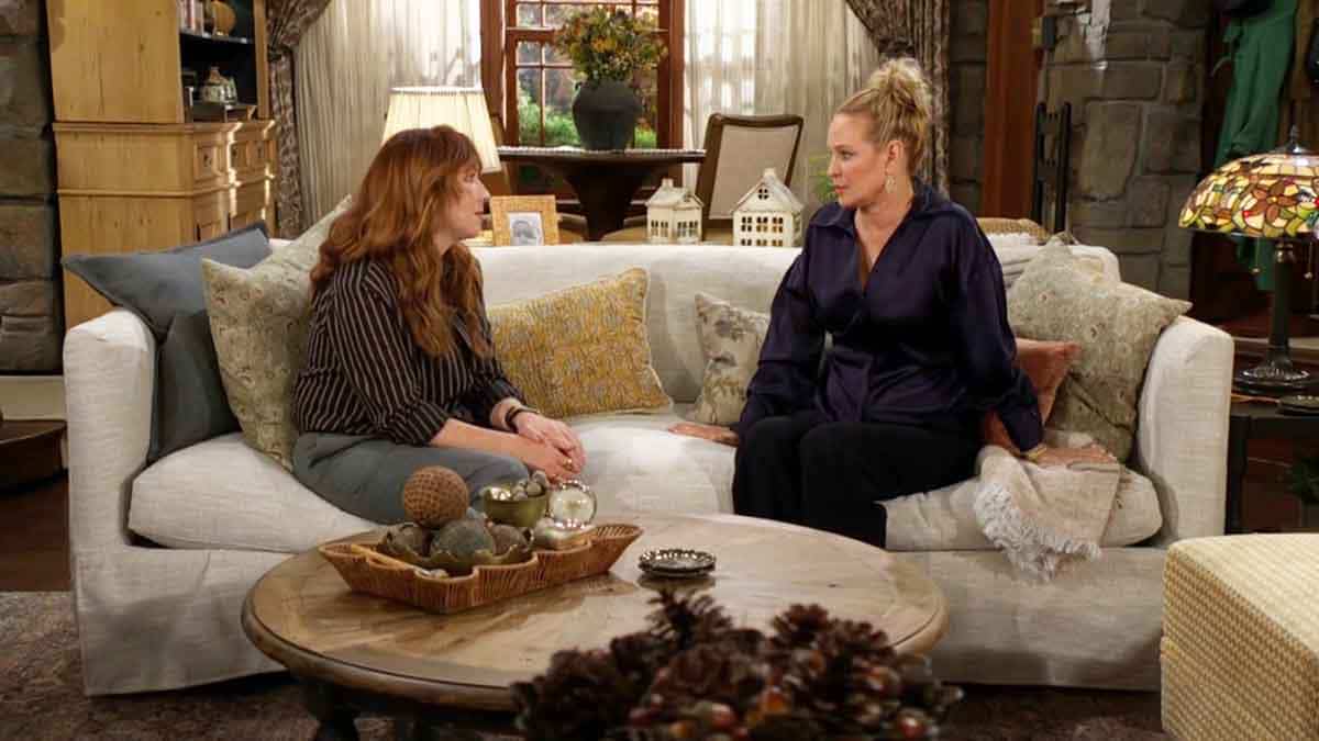 Mariah and Sharon in her updated cottage on Young and the Restless